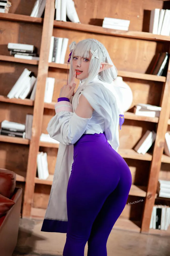 Bộ đồ cosplay Emilia trong Re:Zero mình tự tay làm nè! Tốn bao nhiêu công sức cho mấy cái chi tiết nhỏ, hy vọng mọi người thích nó : r/ReZero