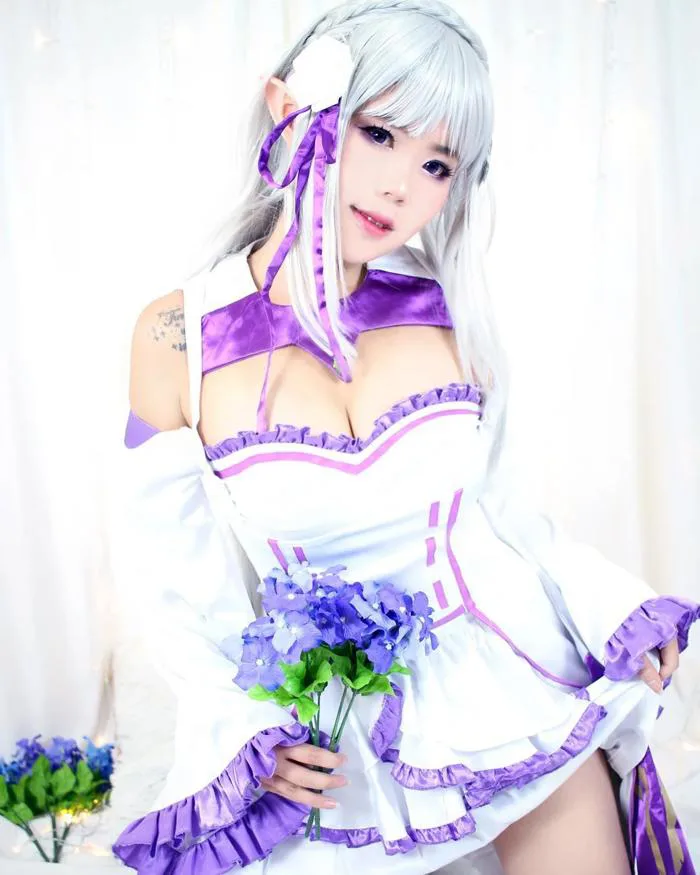 Emilia Cosplay gợi cảm từ Re: Zero : r/anime