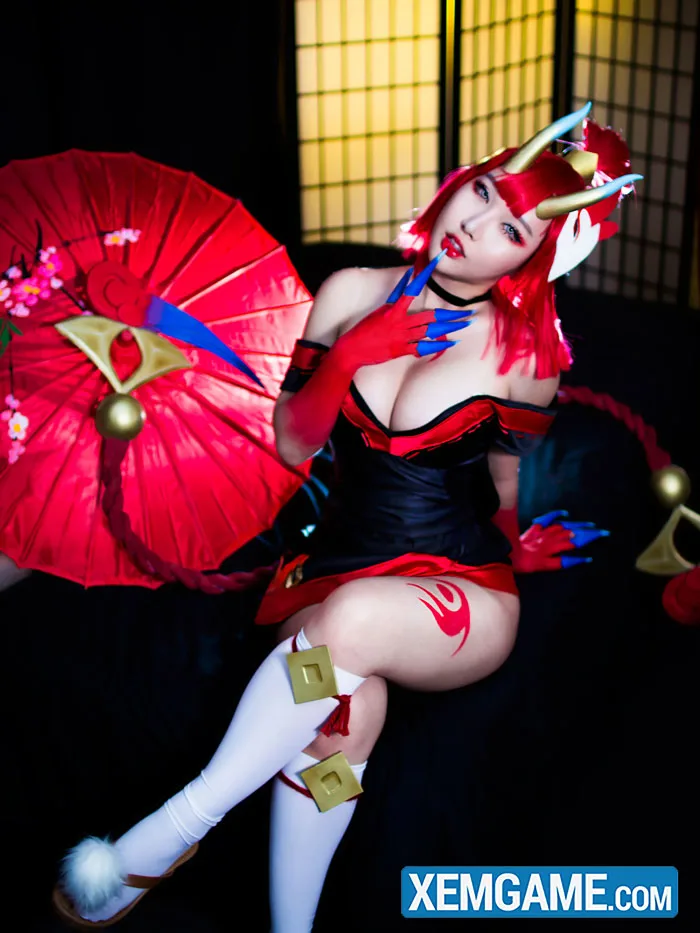 LMHT: Cosplay Evelynn Huyết Nguyệt đầy quyến rũ và mị lực