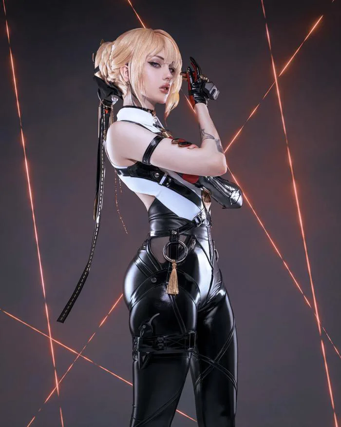 Evelyn cosplay của Xenon : r/ZZZ_Official
