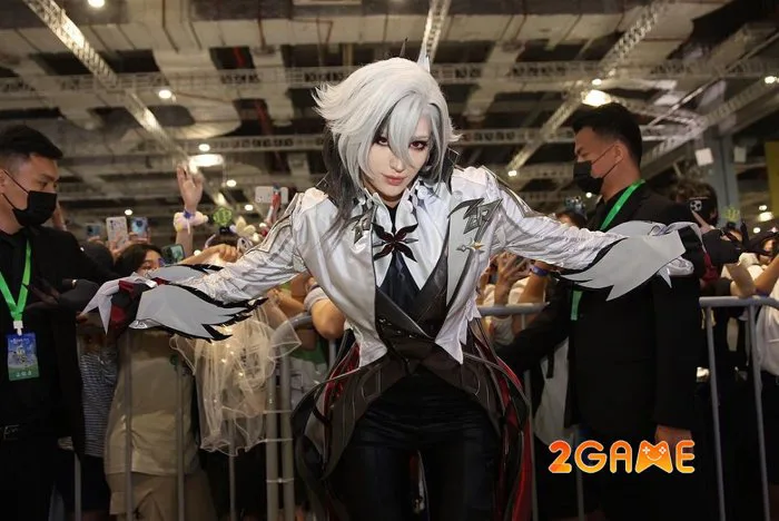 Ảnh Cosplay Arlecchino Genshin Impact giống bản gốc nhất