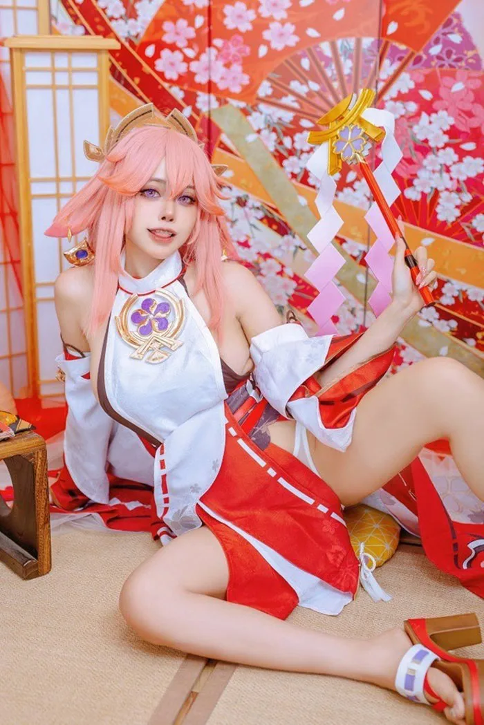 Bỏng mắt với những màn cosplay game Genshin Impact “thiếu vải”