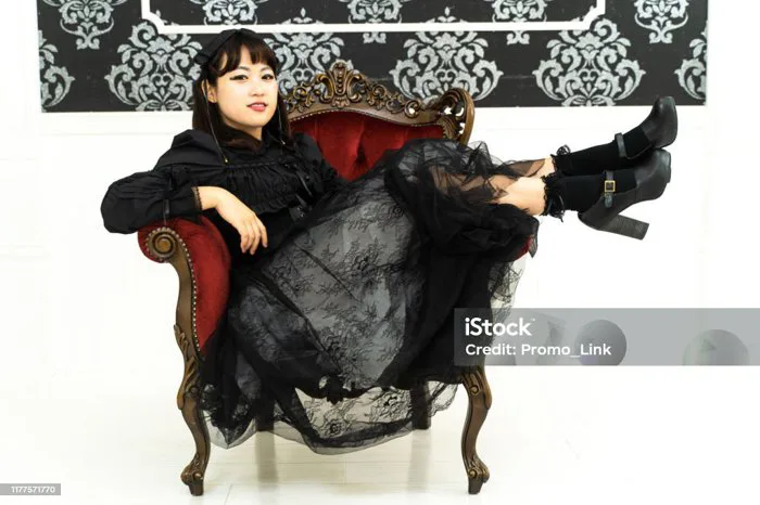 Một Người Phụ Nữ Ngồi Trên Ghế Với Cosplay Gothic Lolita Hình ảnh Sẵn có -  Tải xuống Hình ảnh Ngay bây giờ - iStock