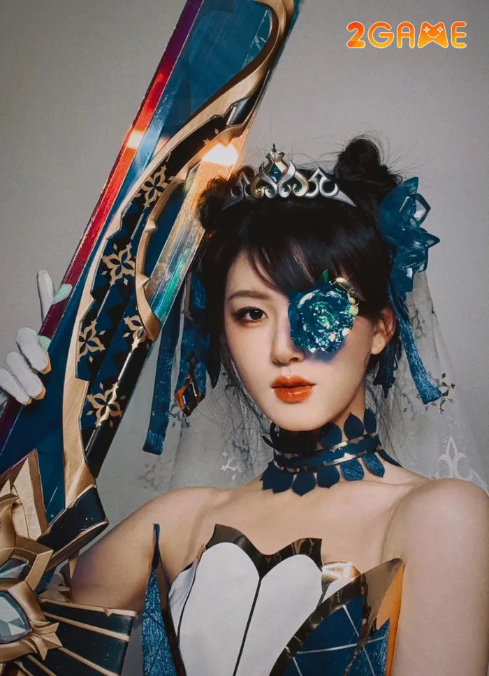 Diễn viên nổi tiếng Triệu Lộ Tư cosplay thành Gwen trong LMHT