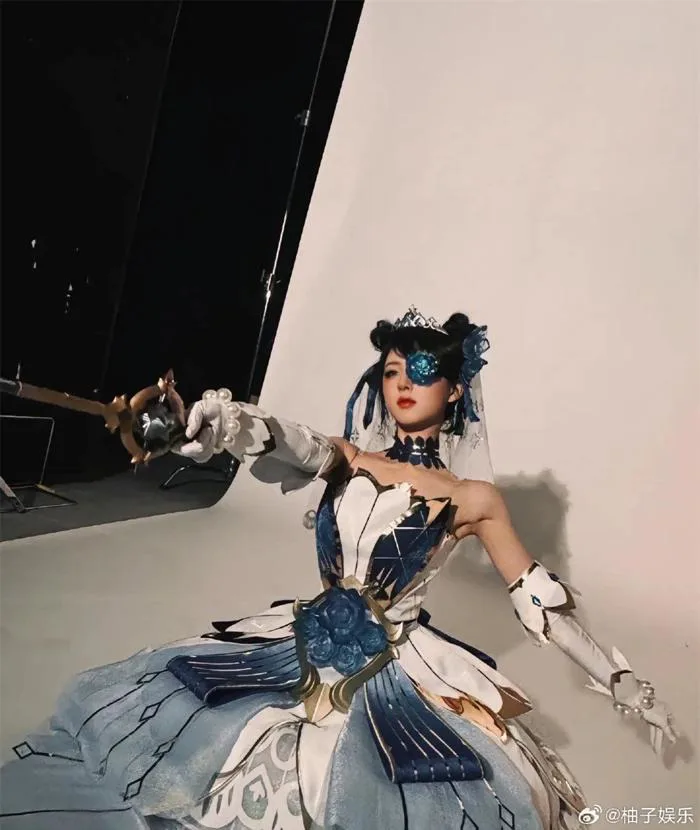Triệu Lộ Tư cosplay Gwen Hồng Pha Lê - Tạp chí Doanh nghiệp Việt Nam