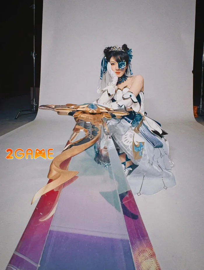 Diễn viên nổi tiếng Triệu Lộ Tư cosplay thành Gwen trong LMHT