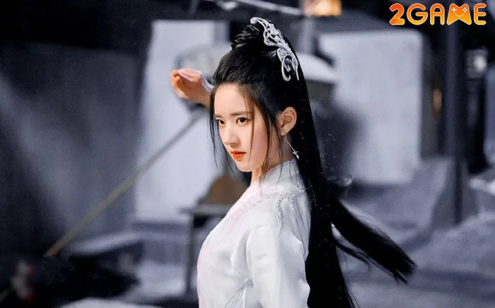 Diễn viên nổi tiếng Triệu Lộ Tư cosplay thành Gwen trong LMHT