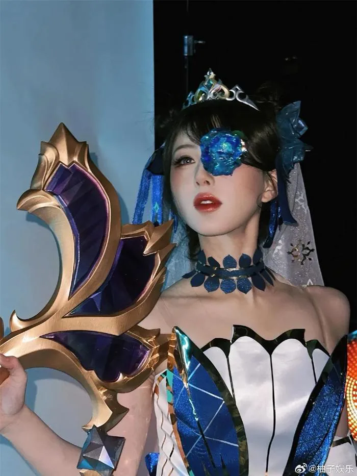 Triệu Lộ Tư cosplay Gwen Hồng Pha Lê - Tạp chí Doanh nghiệp Việt Nam