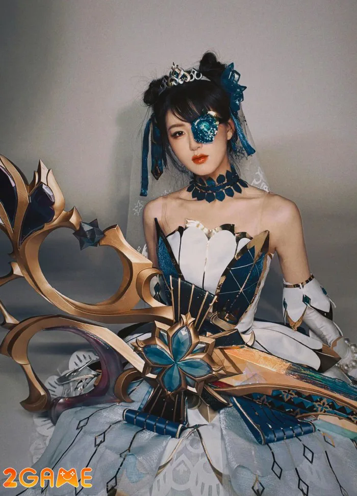 Diễn viên nổi tiếng Triệu Lộ Tư cosplay thành Gwen trong LMHT