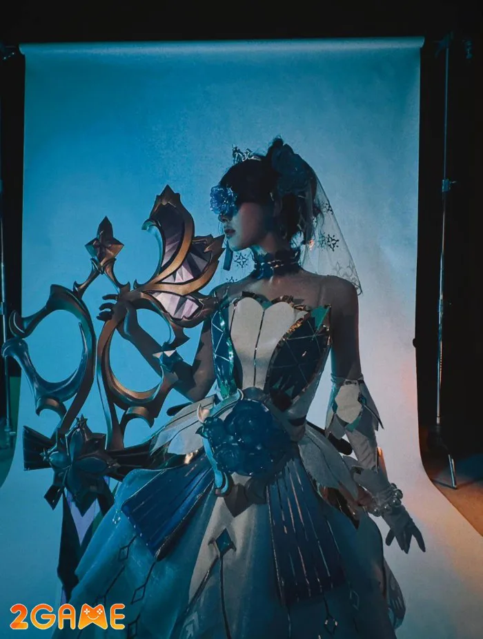 Diễn viên nổi tiếng Triệu Lộ Tư cosplay thành Gwen trong LMHT