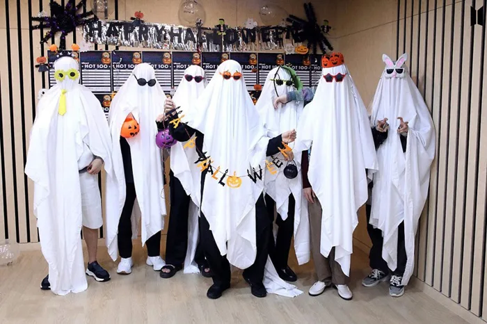 Jennie, BTS lên đồ hóa trang Halloween, Kylie - Kendall cosplay gây chú ý
