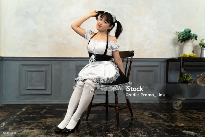 Nữ Hầu Gái Cosplay Hình ảnh Sẵn có - Tải xuống Hình ảnh Ngay bây giờ - Maid Café, 20-29 tuổi, Alice Band - iStock