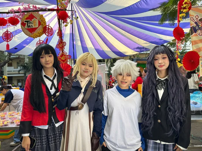 Học sinh cosplay 'khách quốc tế' dạo chơi hội xuân Trường THCS Hoa Lư