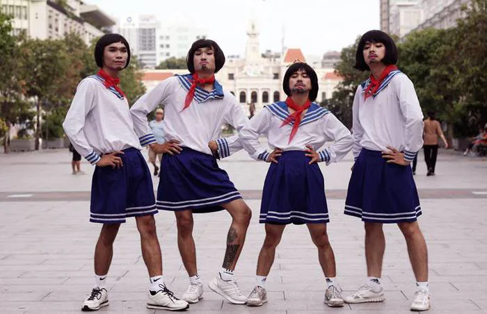 Mặc váy, vẽ thêm râu cosplay thành nữ sinh Nhật Bản: Đây chính là những chàng trai 