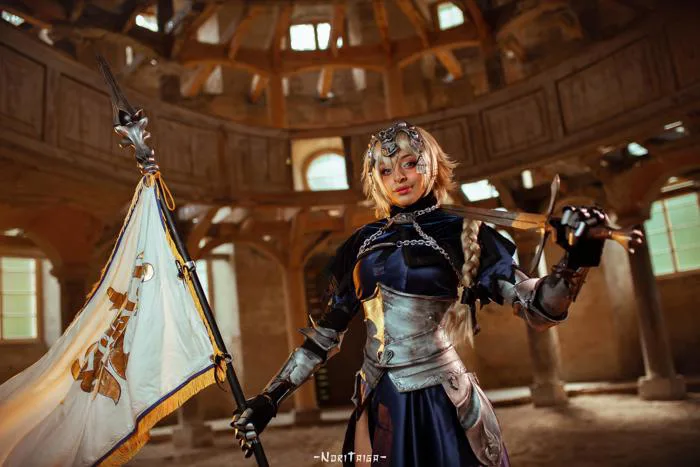 Cosplay Jeanne d'Arc của mình ở một nhà thờ bỏ hoang! : r/grandorder