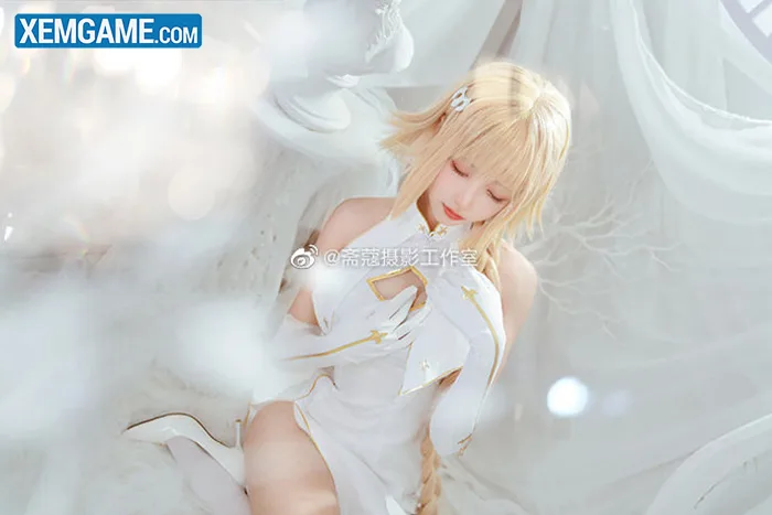 Fate/Grand Oder: Ngẩn ngơ với cosplay Jeanne d'Arc đầy thanh khiết