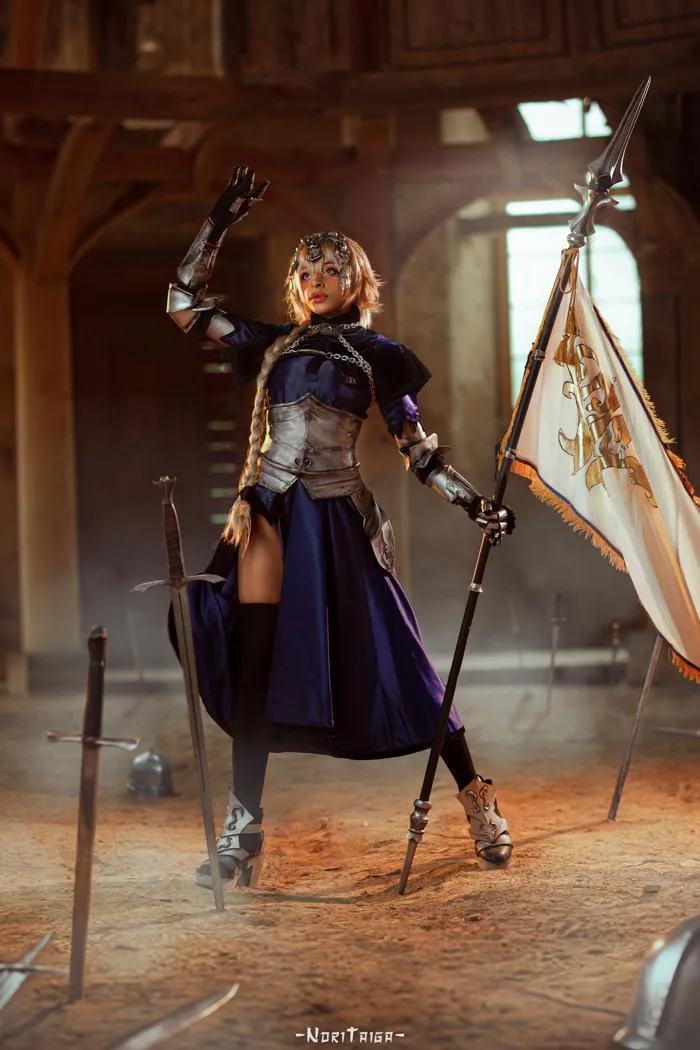 Cosplay Jeanne d'Arc của mình ở một nhà thờ bỏ hoang! : r/grandorder