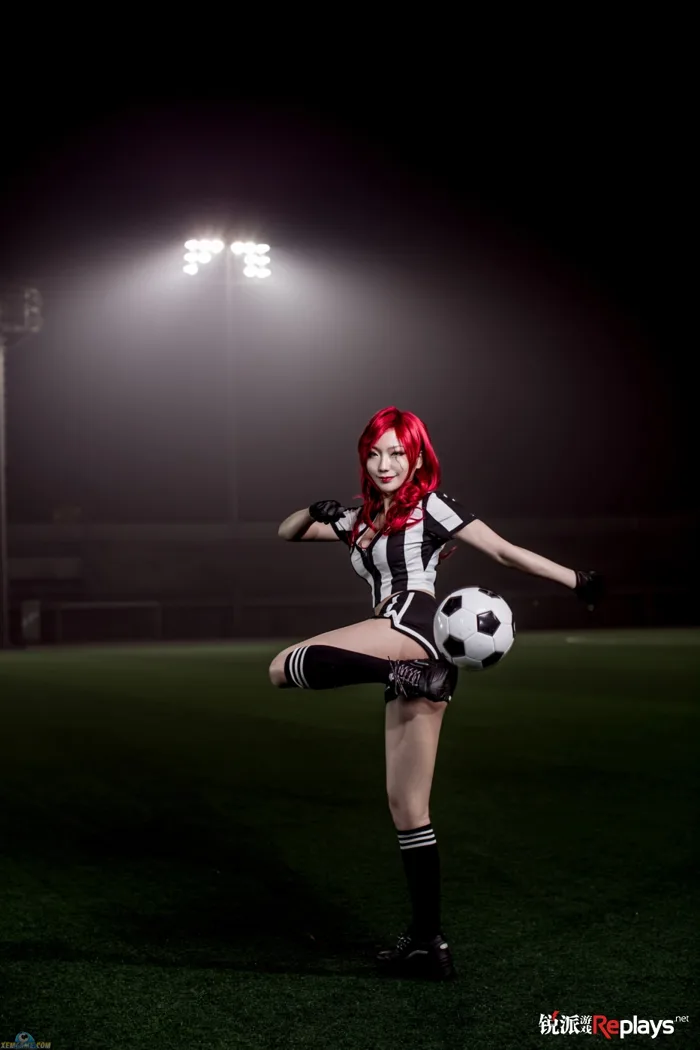 Chiêm ngưỡng bộ ảnh Cosplay Katarina và Ezreal bóng đá cực chất
