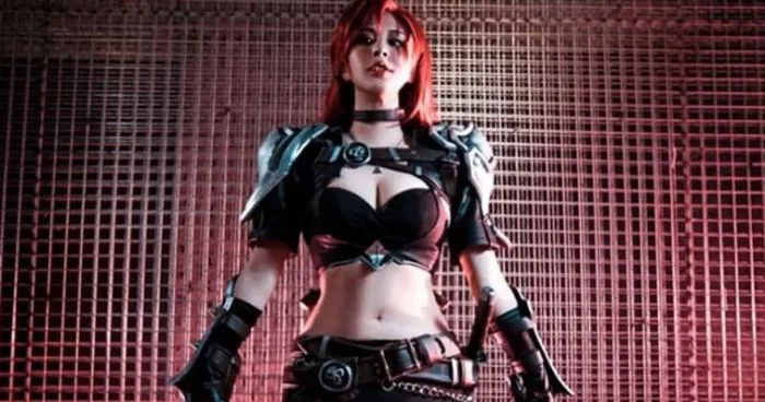 Hóa thân thành vị tướng Katarina nữ coser gây 'sốc thị giác' bởi thân hình  nóng bỏng