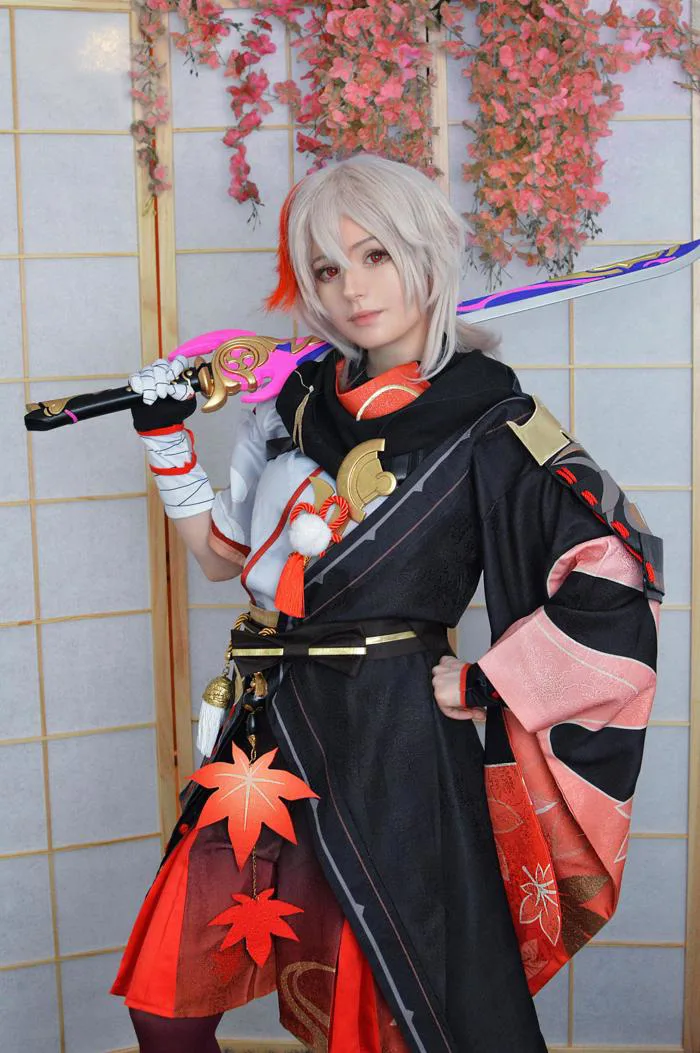 tôi] Cosplay Kazuha của tôi. Chúc mọi người cuối tuần vui vẻ nha 🍁❤️ :  r/Genshin_Impact