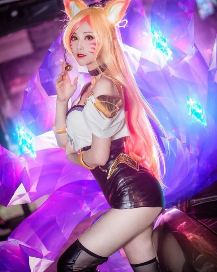 Cosplay Ahri K/DA sang chảnh hút hồn bên siêu xe