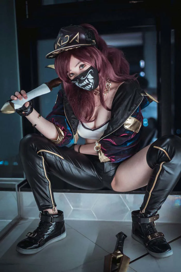 Có một K/DA Akali nóng bỏng mắt được cosplay bởi cô nàng Bambi