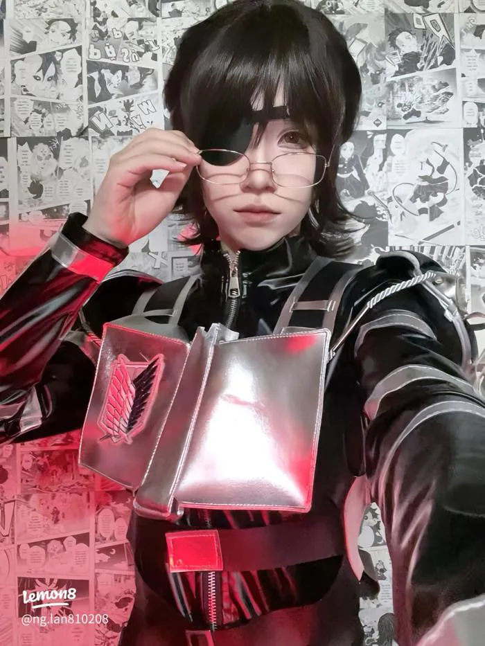 Ảnh cosplay Hange Zoe trinh sát đen cực ngầu trong Attack on Titan