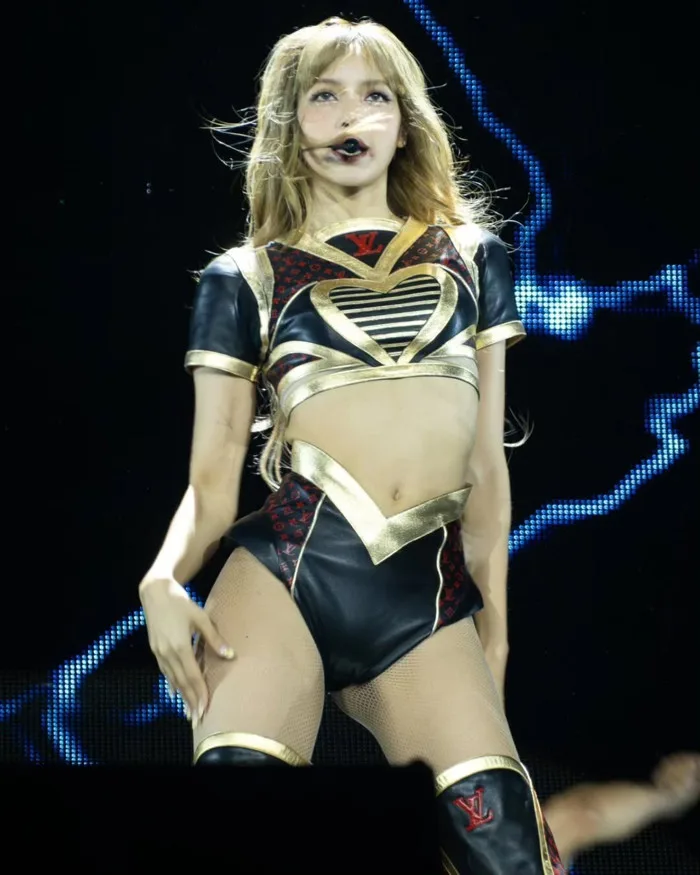 Hình thể siêu thực của Lisa (BlackPink)