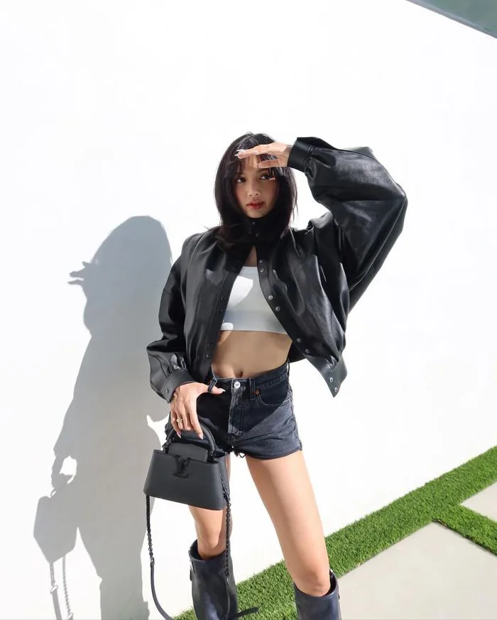 Sức cuốn hút từ vòng eo 51 cm của Lisa (BlackPink)