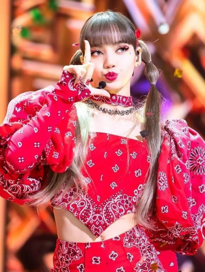 Lisa BLACKPINK xứng danh tắc kè hoa, diện toàn màu sắc khó nhằn vẫn chuẩn  icon fashion