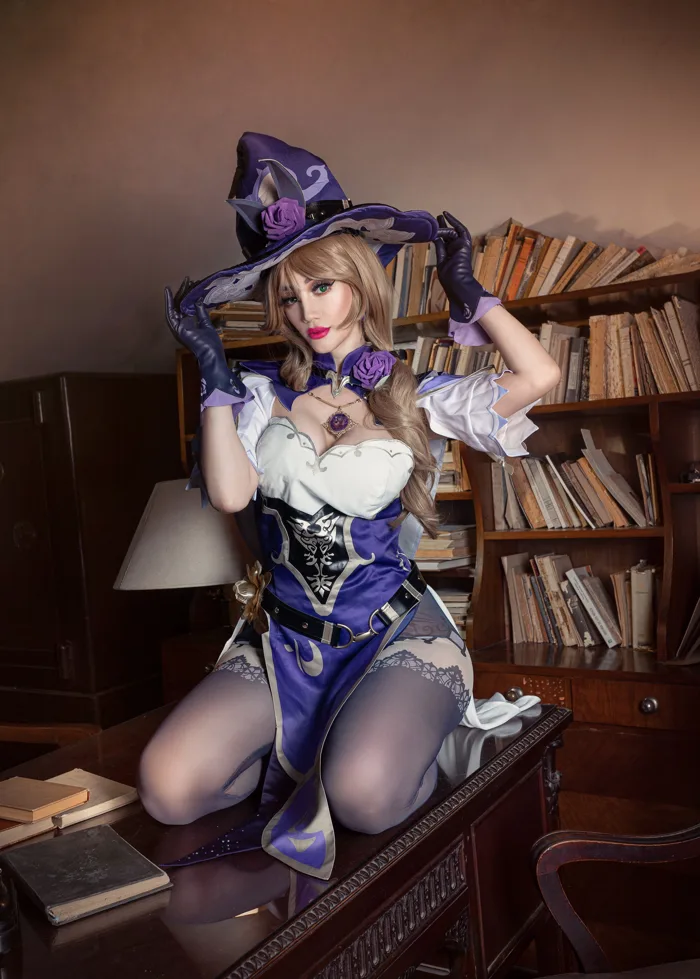 Cosplay Lisa của mình trong Genshin Impact do Sophie Valentine thực hiện.  Mong các bạn thích ^^ : r/Genshin_Impact