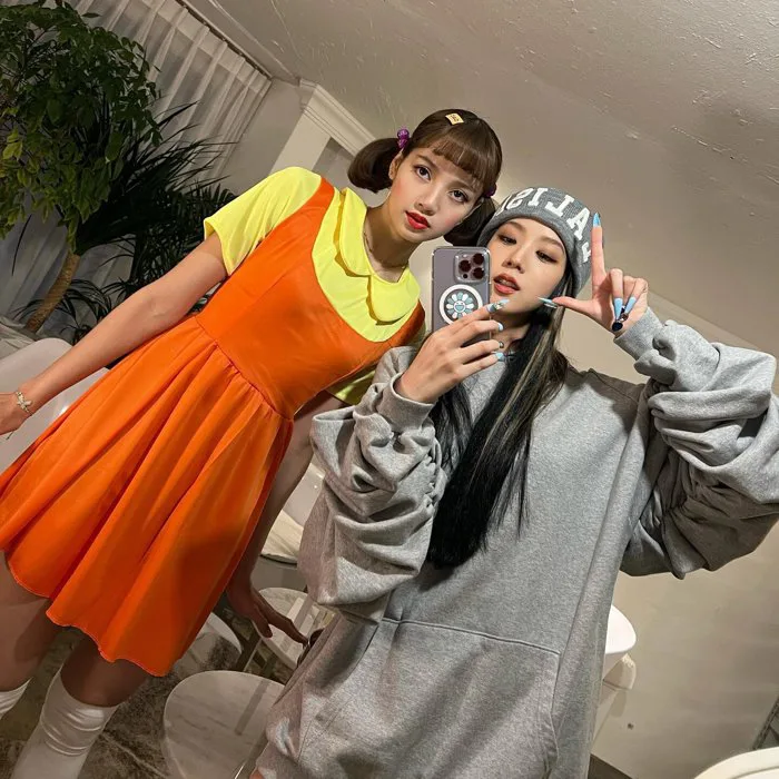 Lý do Jisoo cosplay Lisa trong Halloween 2021