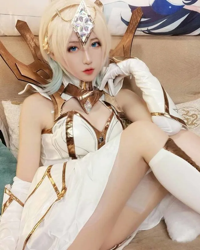 Cosplay Lux Thập Đại Nguyên Tố tan chảy mọi trái tim game thủ