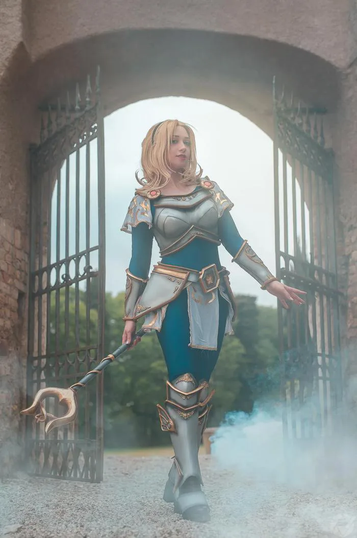 Cosplay Lux của MissKuruta : r/leagueoflegends