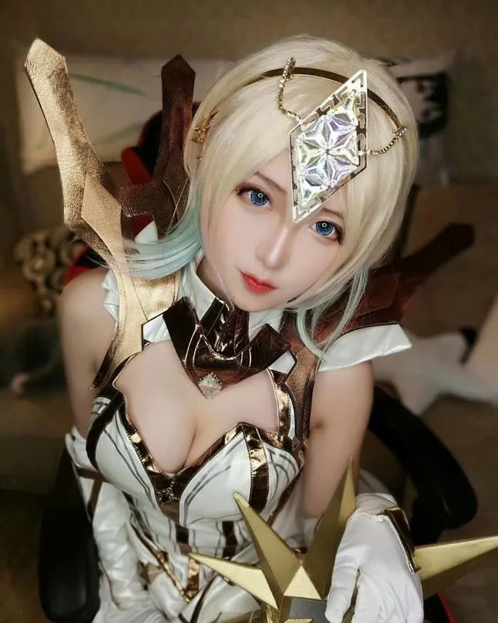 Cosplay Lux Thập Đại Nguyên Tố tan chảy mọi trái tim game thủ