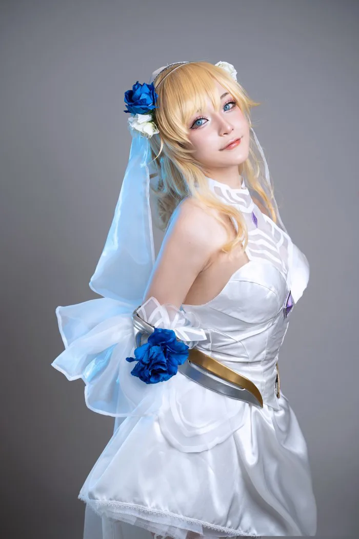 Yuji Koi lại tiếp tục 'hớp hồn' fan bằng bộ ảnh cosplay nữ tướng Lux đẹp  kiêu sa