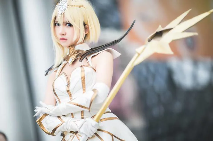Cosplay Lux Thập Đại Nguyên Tố đẹp kiêu sa trong Liên Minh Huyền Thoại