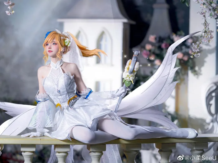 Ngắm màn cosplay Lux Khiết Tinh Hồng Hoa trong LMHT: Tốc Chiến