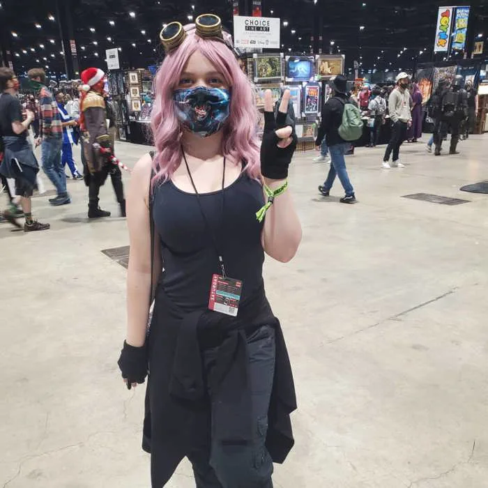 Tôi đã cosplay thành Mei Hatsume tại C2E2; và tôi đã gặp diễn viên lồng  tiếng của Deku, cùng với một số cosplayer tuyệt vời. Justin thật ngọt ngào,  và những cosplayer