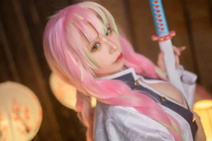 Ngắm loạt ảnh cosplay nàng Luyến Trụ khoe vòng 1 khủng trong Kimetsu no Yaiba