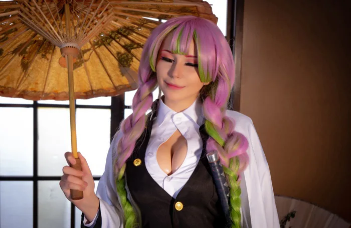Hình nền : Vera Andreeva, đàn bà, mô hình, Cosplay, Kimetsu no Yaiba, Mitsuri Kanroji, Braids, Braided hair, tóc dài, Katana, Vũ khí, đôi mắt nhắm, mỉm cười, ô, Sự phân chia,