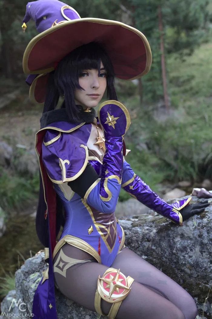 Cosplay Mona (IG: fushiginokuninoali) ảnh do mình chụp : r/GenshinImpact
