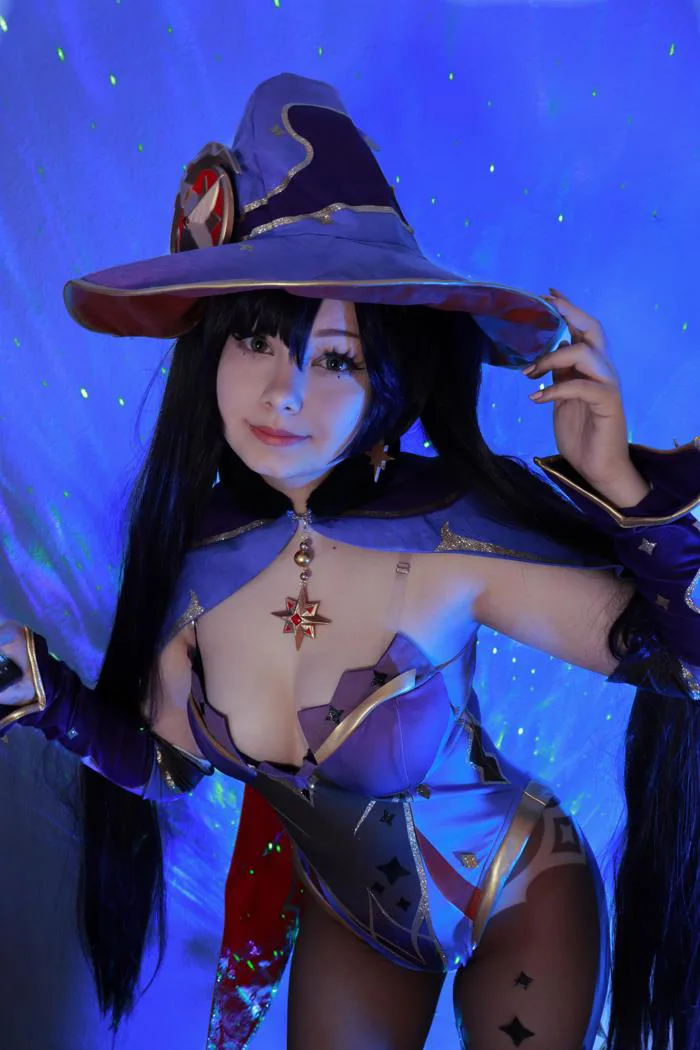 Cosplay Mona Megistus từ Genshin Impact do Shizuki Cosplay (tức mình) thể hiện : r/Genshin_Impact