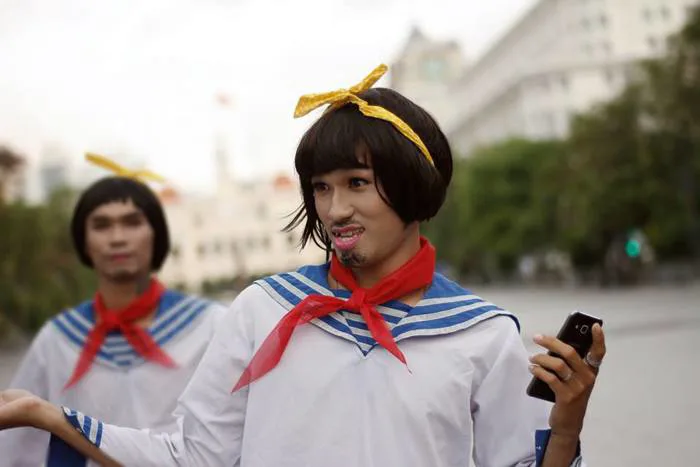 Mặc váy, vẽ thêm râu cosplay thành nữ sinh Nhật Bản: Đây chính là những  chàng trai 