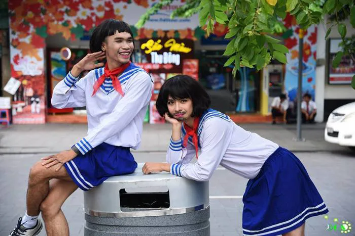 Mặc váy, vẽ thêm râu cosplay thành nữ sinh Nhật Bản: Đây chính là những  chàng trai 