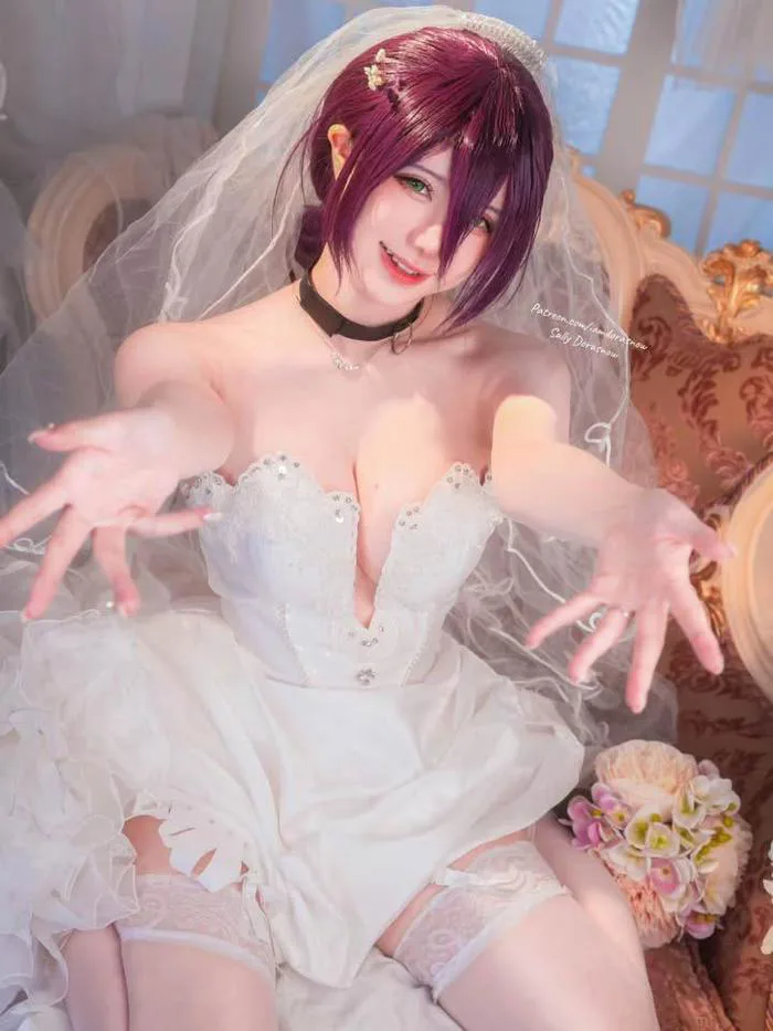Thấy fan yêu cầu quá nhiều, hot girl hóa thân thành “best waifu” Reze trong bộ váy cưới gợi cảm