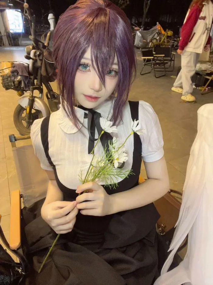 Reze - Chainsaw Man Cosplay 小红书号：3433448828 | Reeze cosplay, Csm reze cosplay, Reze pose