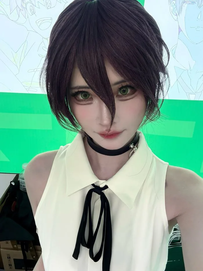 Nữ nhân viên cosplay Reze (Chainsaw Man) quá giống bản gốc, fan đòi mua sạch shop chỉ để được 