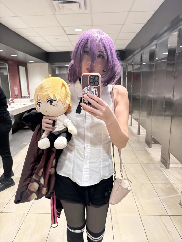 Tui cosplay Reze cho buổi ra mắt phim của bả nè! Còn mang theo cả bé thú bông Denji nữa chớ : r/ChainsawMan