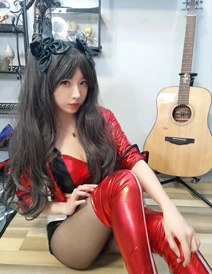 Tohsaka Rin siêu gợi cảm trong bộ cosplay mới này